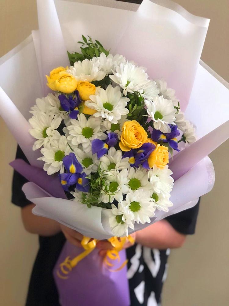 Букет цветов из: Ирисы, Хризантемы и Розы в Поселок Ремзавода