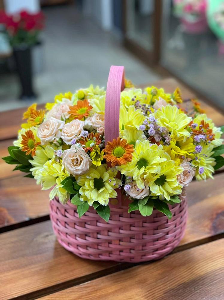 Цветочная композиция из Хризантемы и Розы в корзине в Поселок Ремзавода