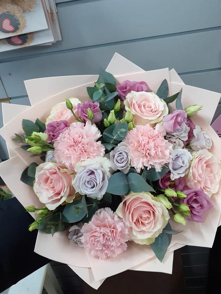 Букет цветов из: Розы, Гвоздики и Лизиантусы в Поселок Ремзавода